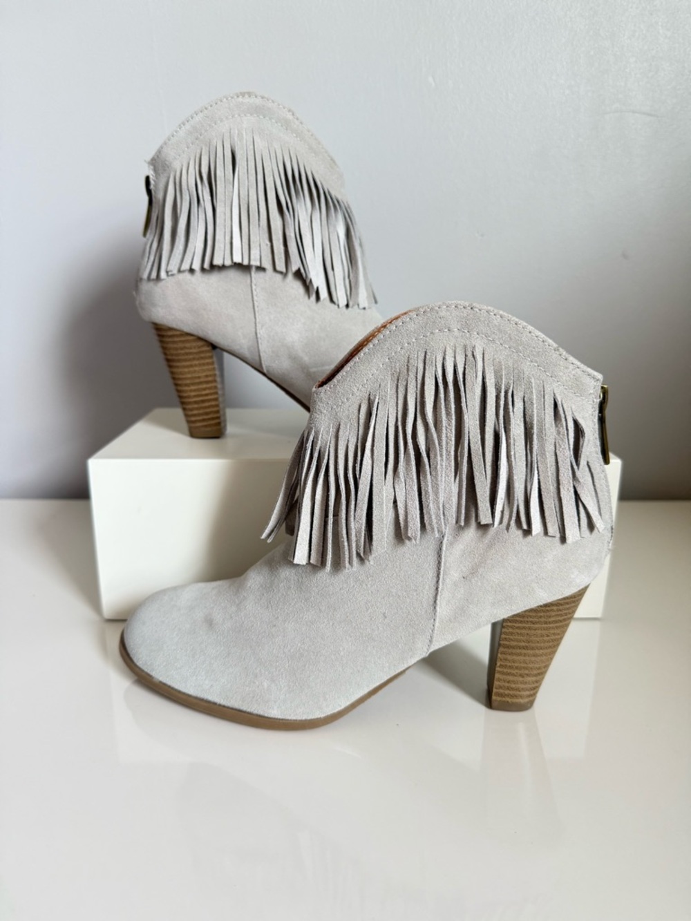 NEW Avon Cushion Walk Grey Genuine Suede Fringe Ankle Boots Women’s Size 7